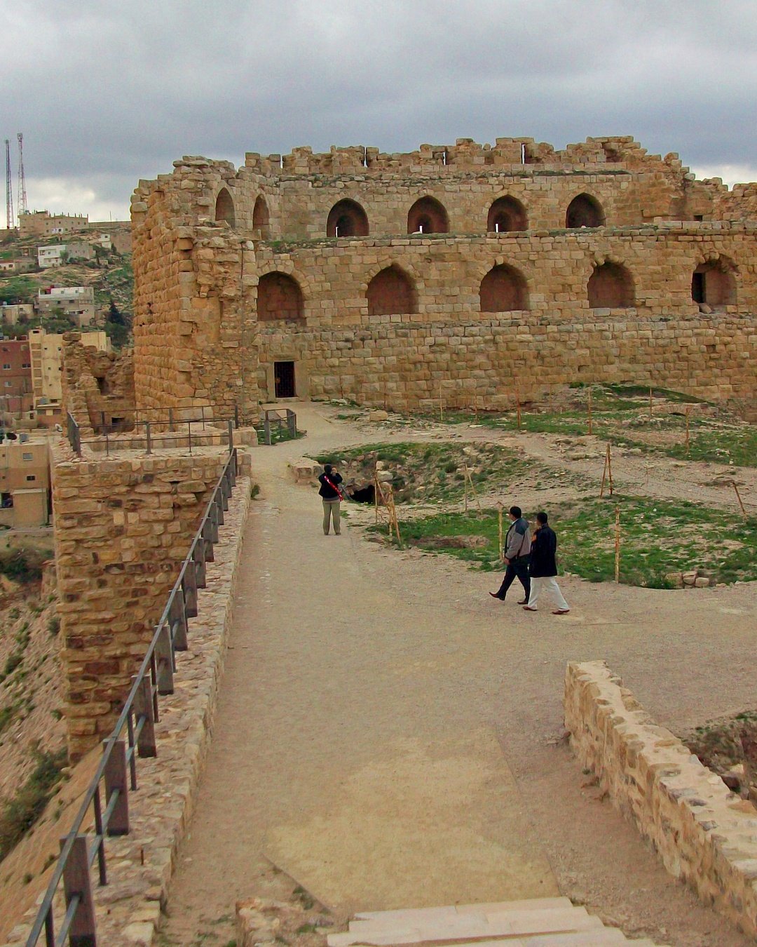 HOMBRES ARMADOS ABREN FUEGO CONTRA UN FUNERAL EN UNA IGLESIA DE JORDANIA Y MATAN A SIETE PERSONAS