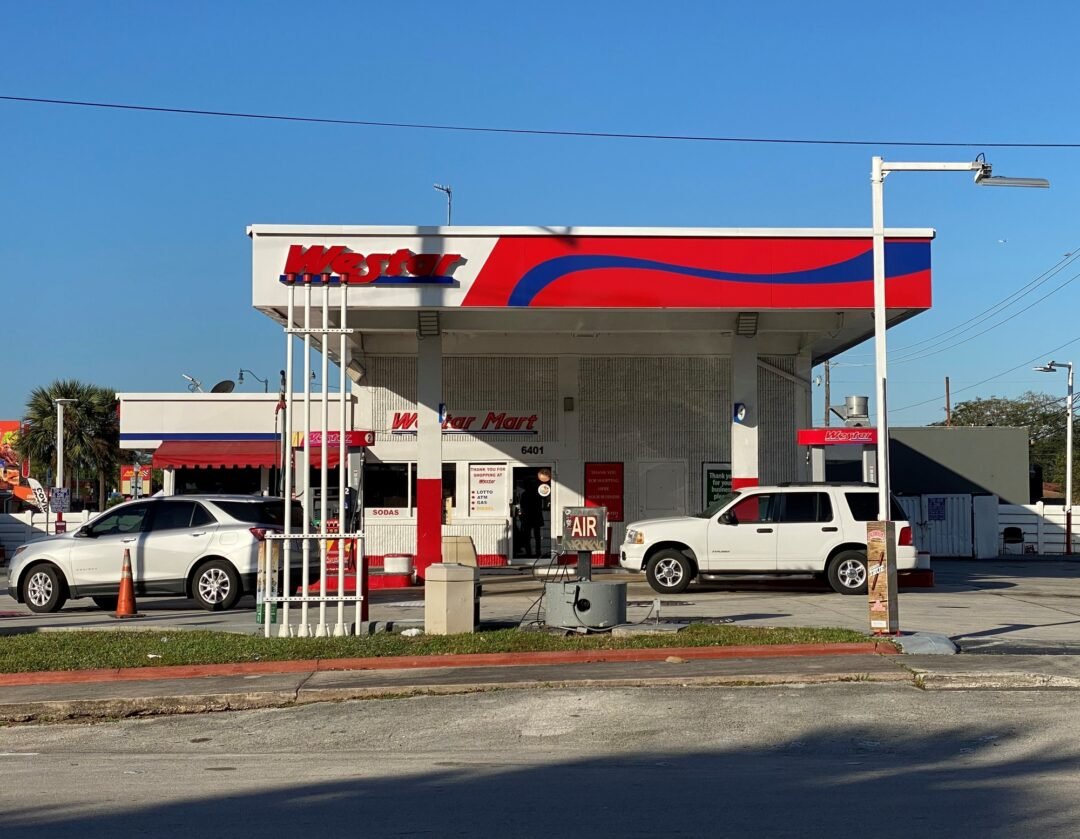LA GASOLINA EN MIAMI BAJA 11 CENTAVOS EN UNA SEMANA, PERO SIGUE $1,21 MÁS CARA QUE HACE UN AÑO