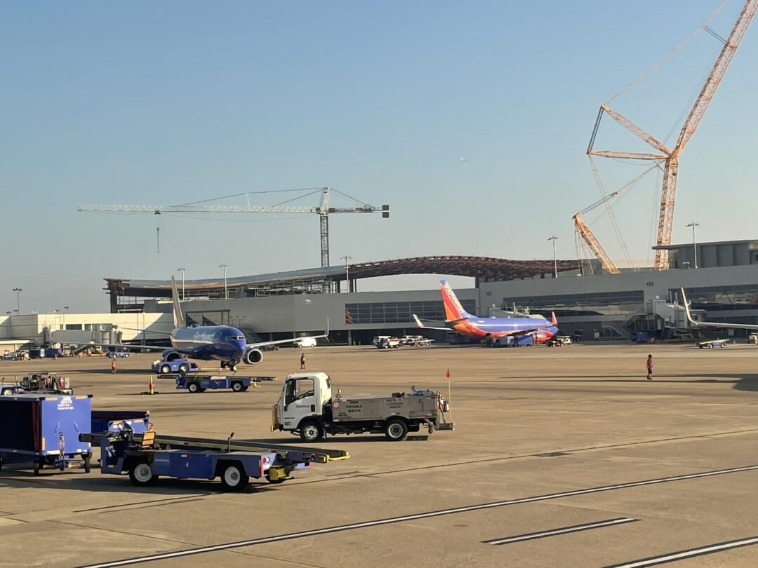 EL AEROPUERTO DE NASHVILLE BUSCA COMPRAR DOS EDIFICIOS DE OFICINAS PARA ABRIR PASO A UNA SEGUNDA TERMINAL