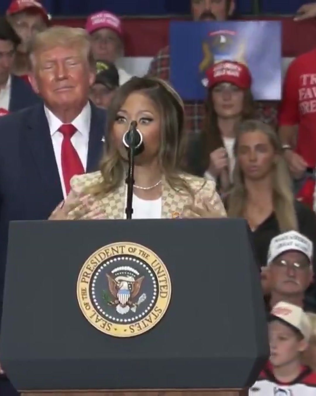 NICKI MINAJ, EN UN MITIN DE TRUMP EN MICHIGAN: «NO QUEREMOS QUE NUESTROS HIJOS SEAN BOMBARDEADOS CON CAMBIOS DE SEXO»