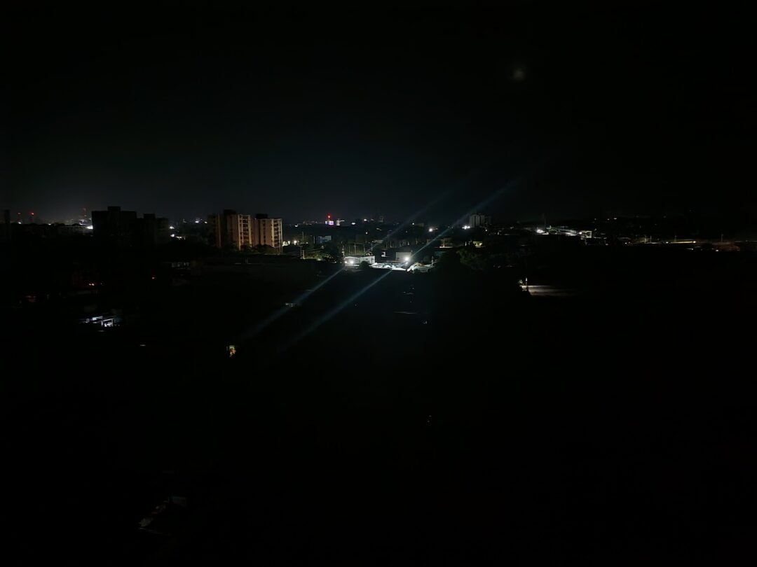 REPORTAN BAJONES Y CORTES DE LUZ EN CARACAS Y AL MENOS 10 ESTADOS DE VENEZUELA