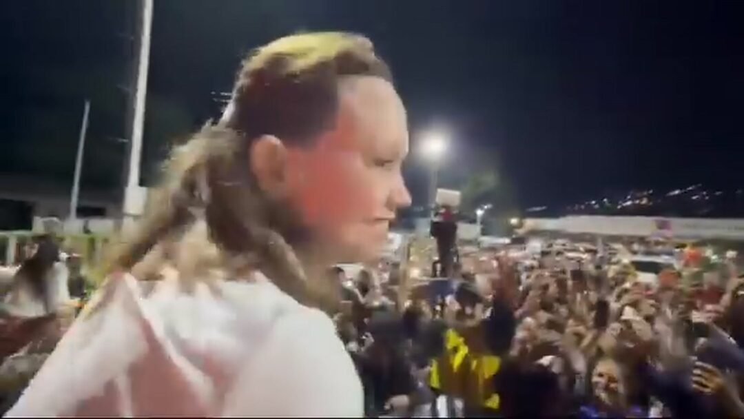 «FINALMENTE, CARACAS, ESTOY AQUÍ»: MARÍA CORINA MACHADO LLEGA A LA CAPITAL ENTRE UNA MULTITUD QUE ACOMPAÑA SU CARAVANA