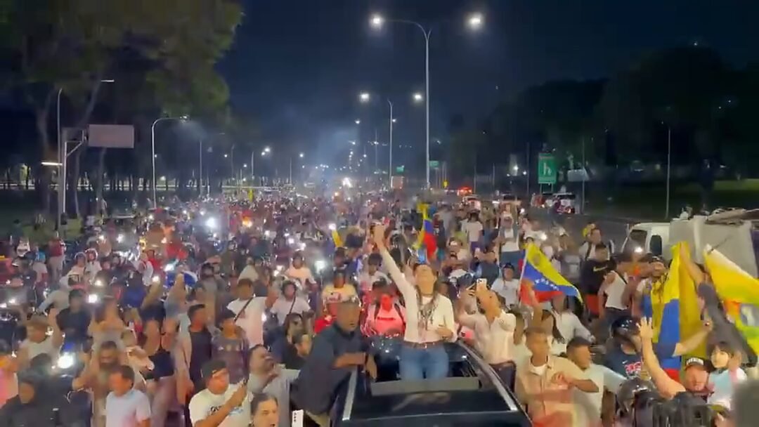 MULTITUD RECIBE A MARÍA CORINA MACHADO EN CARACAS: «EL PAÍS NOS ESTÁ DANDO UNA LECCIÓN A TODOS»